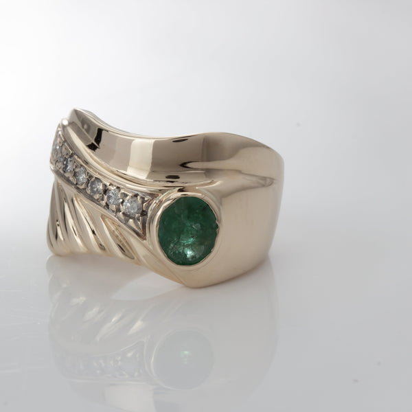 18k Yellow Gold (0.15 Ct. Tw.) Oval Genuine Emerald Ring